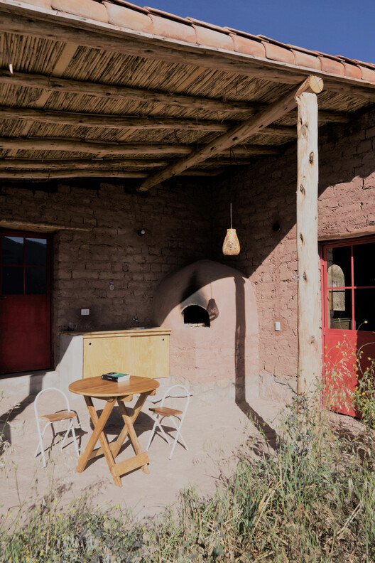 Centro Comunitario Quincho Bernarda / Estudio MACAA (Misión de Arquitectura, Construcción y Arte en los Andes) - fotografía de interiores, ladrillos, sillas