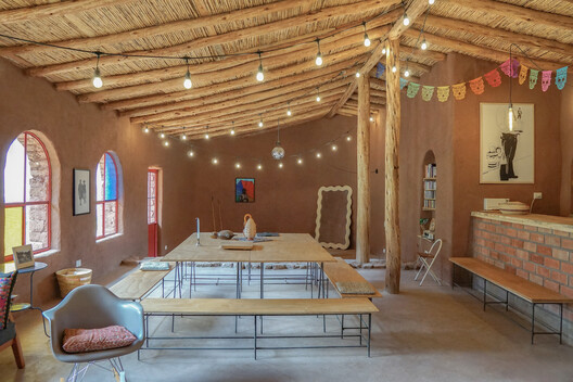 Centro Comunitario Quincho Bernarda / Taller MACAA (Misión de Arquitectura, Construcción y Arte en los Andes) Centro Comunitario Quincho Bernarda / Taller MACAA (Misión de Arquitectura, Construcción y Arte en los Andes) - Fotografía interior, Madera, Iluminación, Sillas