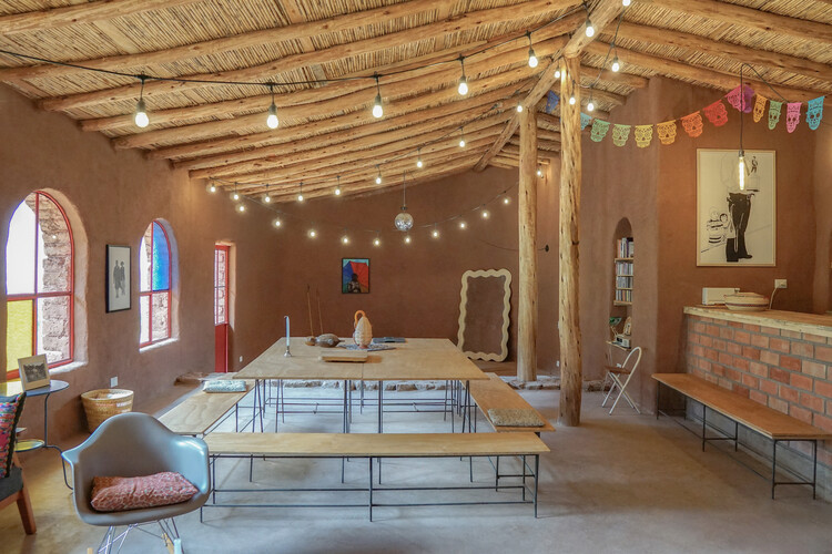Centro Comunitario Quincho Bernarda / Estudio MACAA (Misión de Arquitectura, Construcción y Arte en los Andes) - Fotografía de Interiores, Madera, Luces, Sillas