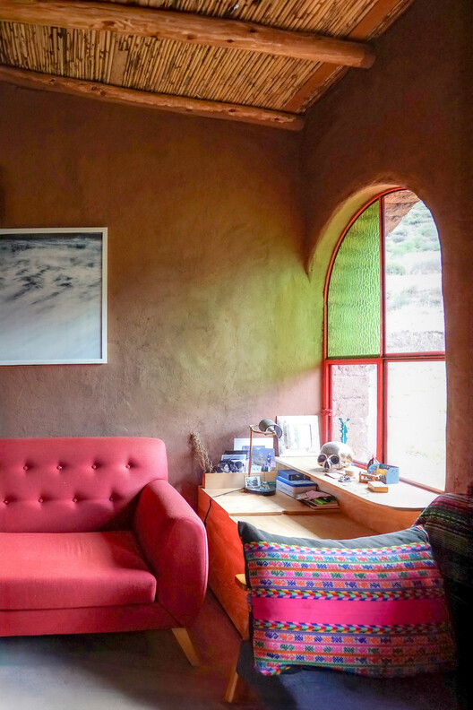 Centro Comunitario Quincho Bernarda / Estudio MACAA (Misión de Arquitectura, Construcción y Arte en los Andes) - fotografía de interiores, sala, madera, sillón, silla