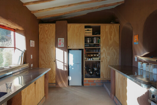 Centro Comunitario Quincho Bernarda / Taller MACAA (Misión de Arquitectura, Construcción y Arte en los Andes) Centro Comunitario Quincho Bernarda / Taller MACAA (Misión de Arquitectura, Construcción y Arte en los Andes) - Fotografía interior, Cocina, Madera, Encimera