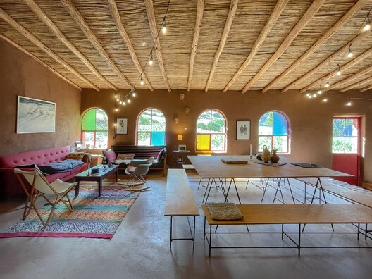 Centro Comunitario Quincho Bernarda / Taller MACAA (Misión de Arquitectura, Construcción y Arte en los Andes) Centro Comunitario Quincho Bernarda / Taller MACAA (Misión de Arquitectura, Construcción y Arte en los Andes) - Fotografía interior, Madera, Mesas, Sillas