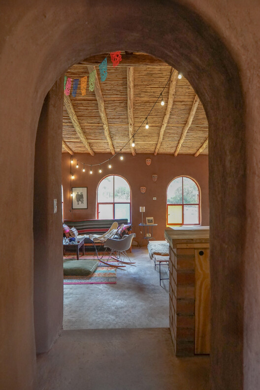 Centro Comunitario Quincho Bernarda / Taller MACAA (Misión de Arquitectura, Construcción y Arte en los Andes) Centro Comunitario Quincho Bernarda / Taller MACAA (Misión de Arquitectura, Construcción y Arte en los Andes) - Fotografía interior, Madera, Arco, Sillas