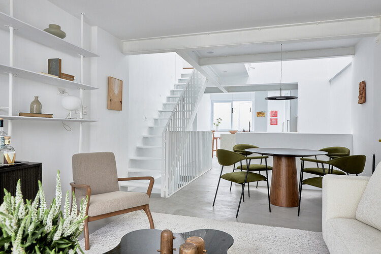 Casa Tarapacá / Studio BR - Fotografía de interiores, comedor, mesa, sillas, madera, iluminación, sillón