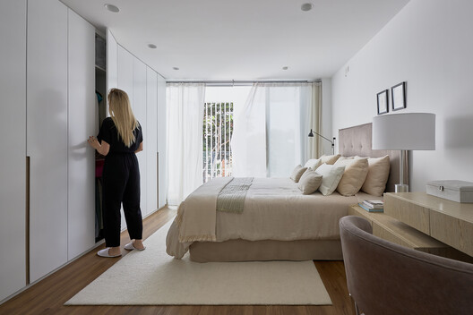Casa Tarapacá / Studio BR - Fotografía interior, Dormitorio, Camas, Madera, Iluminación