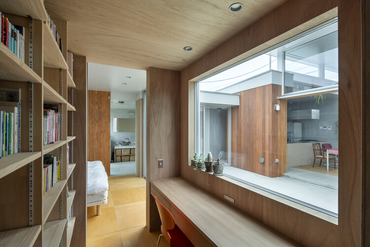 Sano House / Hidekazu Kishi Architects - fotografía de interiores, baño, madera, estanterías, vidrio, sillas