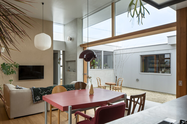 Casa en Sano / Hidekazu Kishi Architects - fotografía de interiores, restaurante, madera, iluminación, mesas, sillas, vidrio