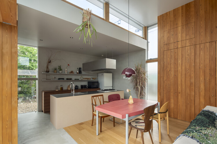 Sano House / Hidekazu Kishi Architects - fotografía de interiores, cocina, madera, encimeras, sillas