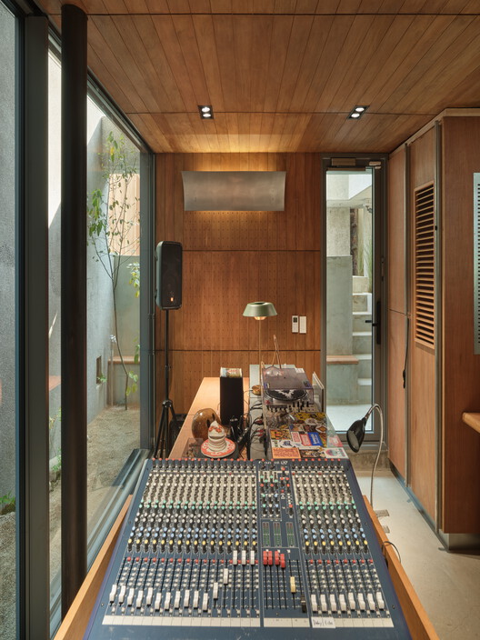 A Model of Sporadic Thoughts / FHHH friends - Image 7 of 19