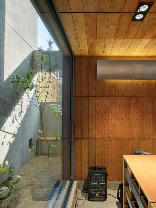 A Model of Sporadic Thoughts / FHHH friends - Interior Photography, Wood