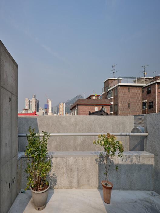 A Model of Sporadic Thoughts / FHHH friends - Exterior Photography, Concrete