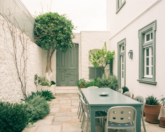 Plaka House / Local Local - Interior Photography, Dining room, Garden, Chair, Courtyard, Concrete, Patio