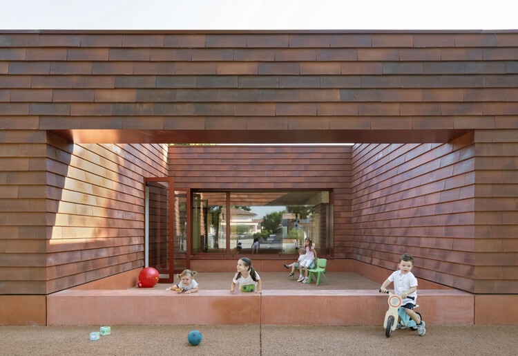 Kinder Rain / AACM - Atelier Architettura Chinello Morandi - Fotografía exterior, madera, ladrillo