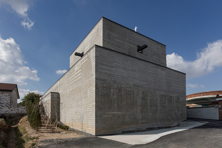 Wanqing Martyrs Memorial Church/AEV Architectures + TONN Architectural Office: fotografía exterior, ladrillo, hormigón