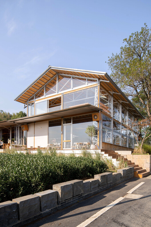 new 33 coffee / Hill Architecture - Exterior Photography, Balcony