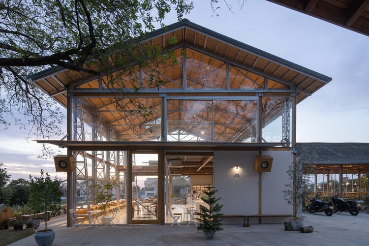 new 33 coffee / Hill Architecture - Exterior Photography, Beam