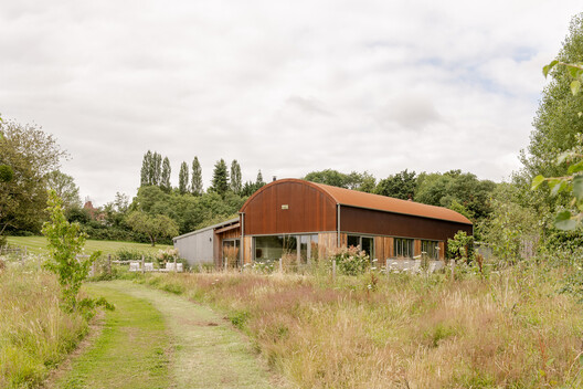 Dutch Barn House  / RX Architects