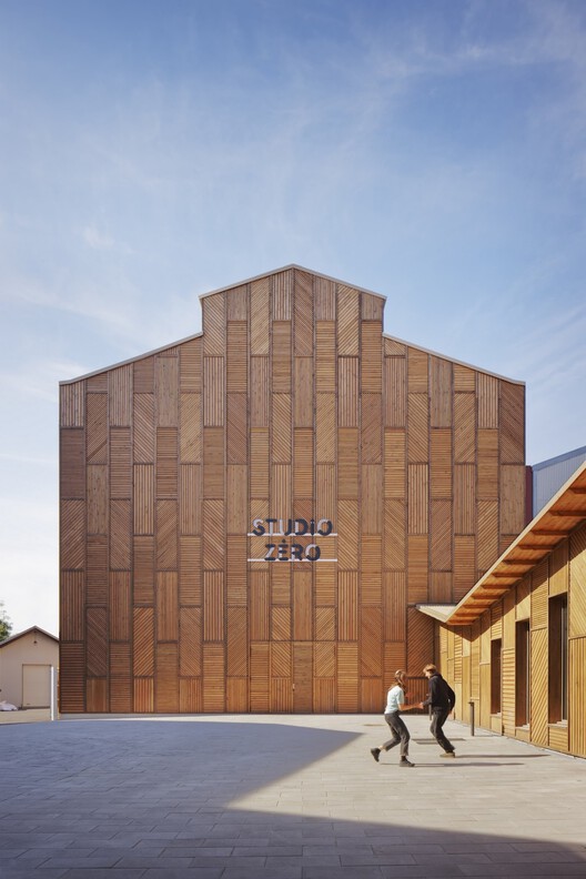 Restructuring and Extension of the Académie Fratellini in Saint-Denis  / Atelier du Pont - Exterior Photography