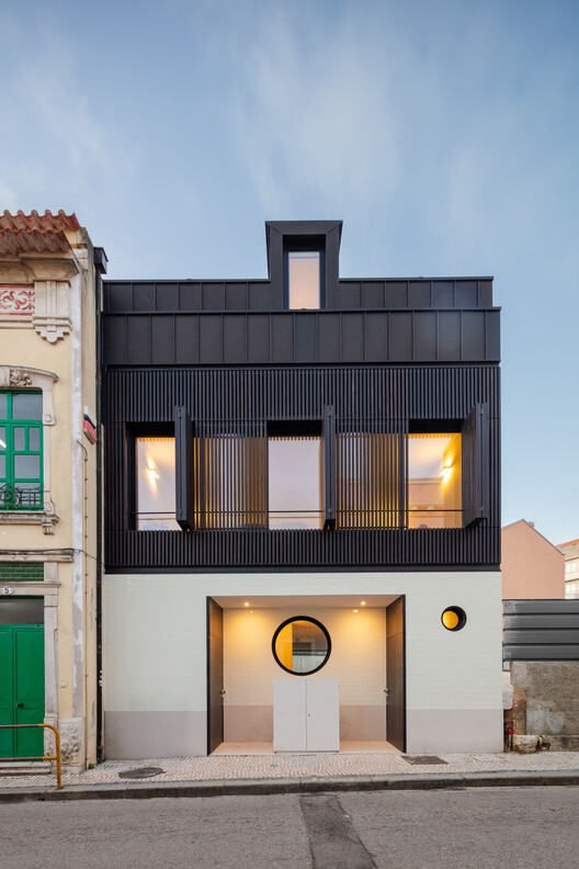 Casa de Sá / Tiago do Vale Arquitectos - fotografía exterior, puertas