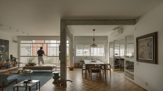 Reforma Apartamento Azul & Blanco / messina | rivas - Fotografía interior, Comedor, Madera, Iluminación, Mesas, Sillas