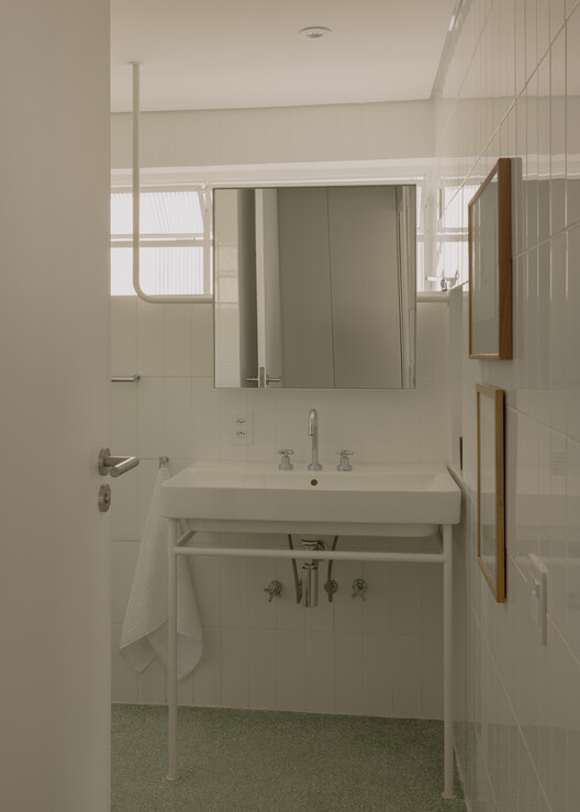 Reforma Apartamento Azul & Blanco / messina | rivas - Fotografía interior, Baño, Tarjas, Iluminación, Vidrio