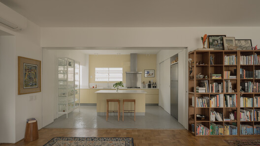 Reforma Apartamento Azul & Blanco / messina | rivas - Fotografía interior, Cocina, Estanterías, Madera, Iluminación, Mesas, Sillas