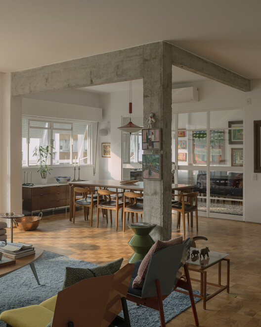 decoración de apartamento azul y blanco/Messina | rivas - fotografía de interiores, comedor, madera, sillas, mesas, iluminación, vidrio