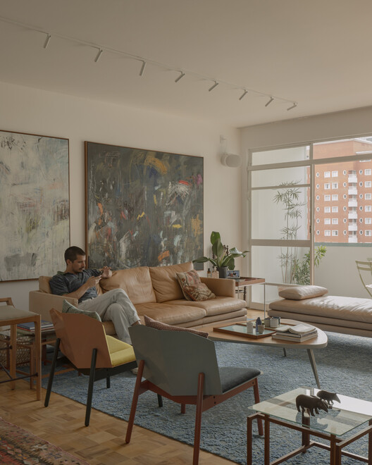 Decoración de apartamentos en azul y blanco / Messina | rivas - fotografía de interiores, sala, sillón, madera, mesa, iluminación, sillas