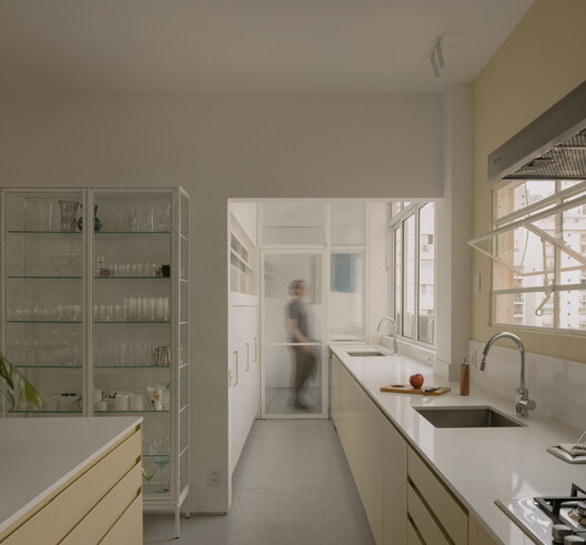 Reforma Apartamento Azul & Blanco / messina | rivas - Fotografía interior, Cocina, Madera, Encimera, Vidrio, Tarjas