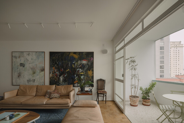 Decoración de apartamentos en azul y blanco / Messina | rivas - fotografía de interiores, salón, sillones, iluminación.