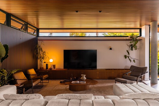 Residencia TN / IFP Arquitetura - Fotografía interior, Sala de estar, Madera, Sillones, Iluminación, Mesas, Sillas