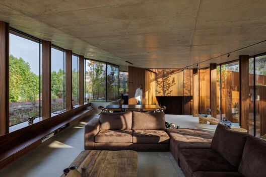 Corten House / HPA Arquitetura e Investimentos - Interior Photography, Living Room, Wood, Beam, Chair