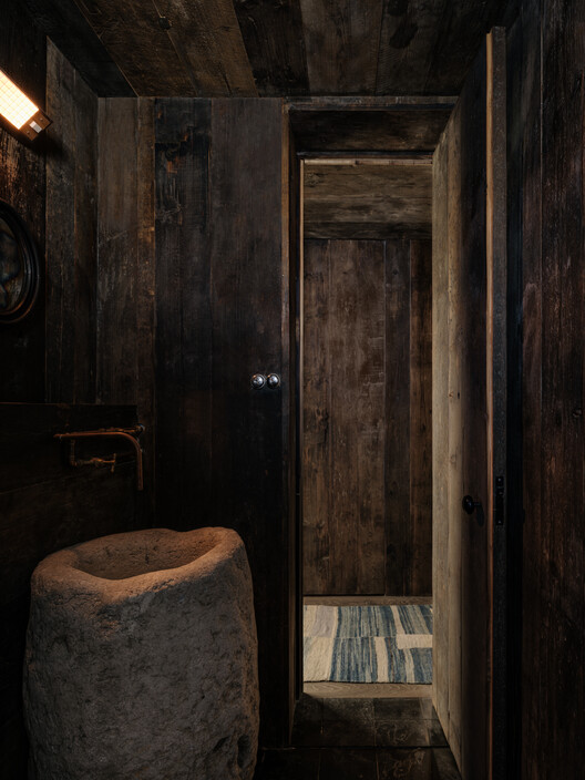 A Young Artist’s Home in Collected Time / Mountain Soil Interior Design - Image 12 of 19