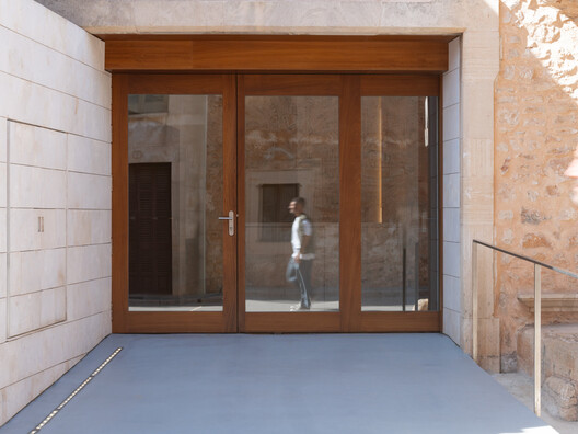 Centro Cultural Abeurador Santanyi / Arquitectura Rambla 9 Centro Cultural Abeurador Santanyi / Arquitectura Rambla 9 - Fotografía interior, Madera, Puerta, Concreto