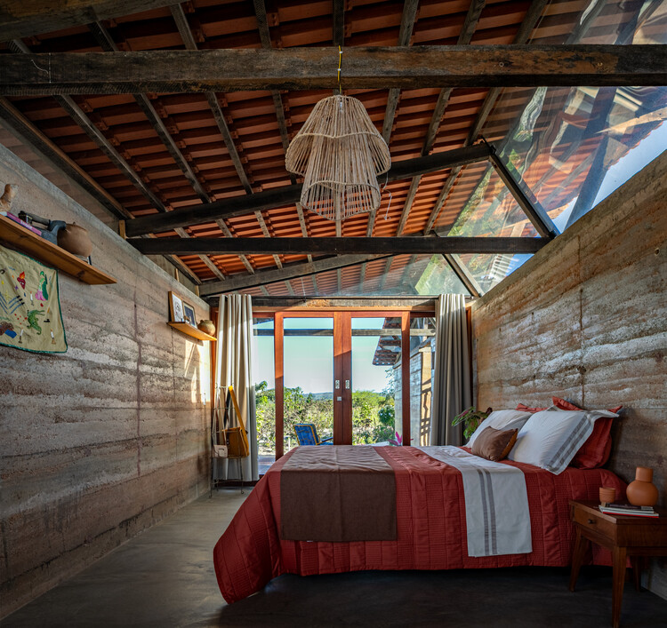 Casa Catimbau / AzulPitanga - fotografía de interiores, dormitorio, madera, vigas fijas, cama, sillas