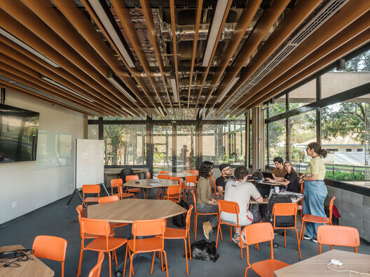 Centro de Vivência ILUM / 23 SUL - Fotografia de Interiores, Sala de Jantar, Madeira, Mesa, Cadeira