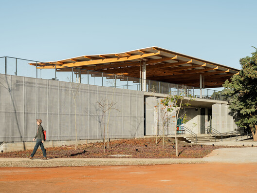 Centro de Vivência ILUM / 23 SUL - Fotografia de Exterior, Viga
