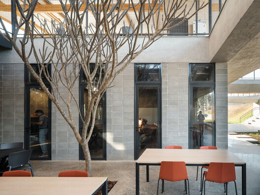 Centro de Vivência ILUM / 23 SUL - Fotografia de Interiores, Concreto
