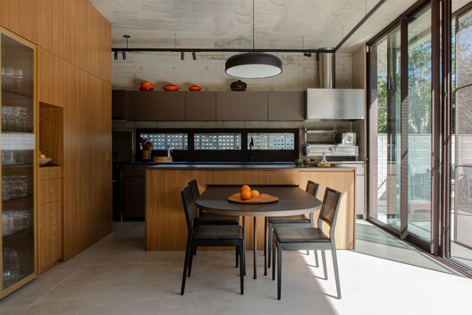 Casa Circular / Bloco B arquitetura - Fotografia de Interiores, Cozinha, Madeira, Bancada, Mesa, Cadeira, Iluminação