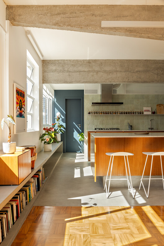 Apartamento Paulista / COTA760 - Fotografia de Interiores, Cozinha, Madeira, Iluminação, Mesa, Bancada, Cadeira