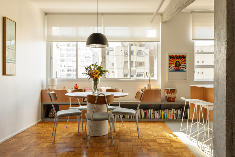 Apartamento Paulista / COTA760 - Fotografia de Interiores, Sala de Jantar, Mesa, Cadeira, Madeira, Iluminação