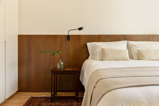 Itacolomi Apartment / COTA760 Itacolomi Apartment / COTA760 - Interior Photography, Bedroom, Wood, Bed, Lighting