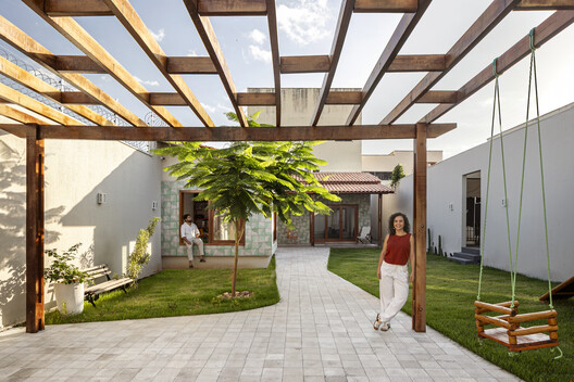 Casa de la Infancia / Araripe Arquitetos Casa de la Infancia / Araripe Arquitetos - Fotografía interior, Jardín, Patio interior, Fijación Vigas, Patio