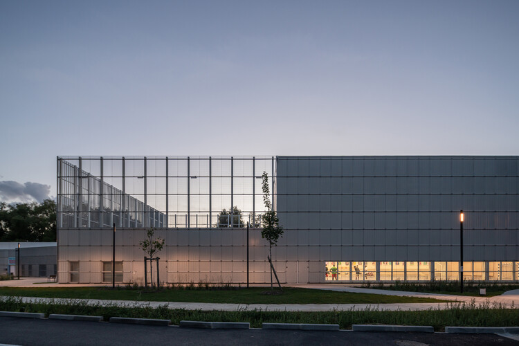 Polideportivo en Petit-Quevilly / Olga Arquitectos - Fotografía exterior, Vidrio