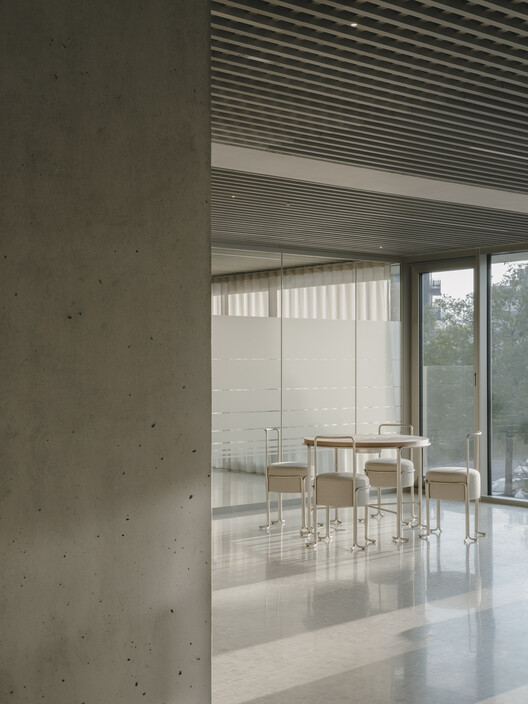 Raiffeisen Bank, Savosa / celoria Architects - Interior Photography, Glass, Chair