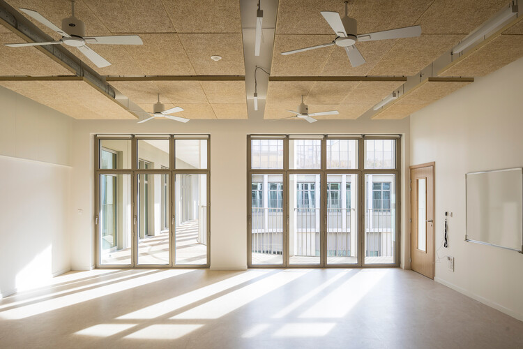 莱法布里克学校 / Brenac & Gonzalez & Associés - 室内图, 木头, 灯, 玻璃