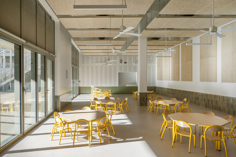 莱法布里克学校 / Brenac & Gonzalez & Associés - 室内图, 餐厅, 木头, 玻璃, 椅子