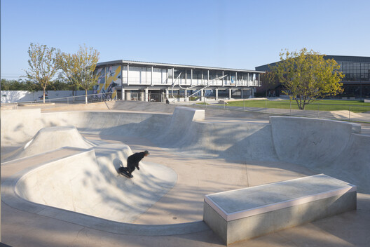 AVENUE & SON Skatepark / Various Associates AVENUE & SON Skatepark / Various Associates - Image 19 of 33