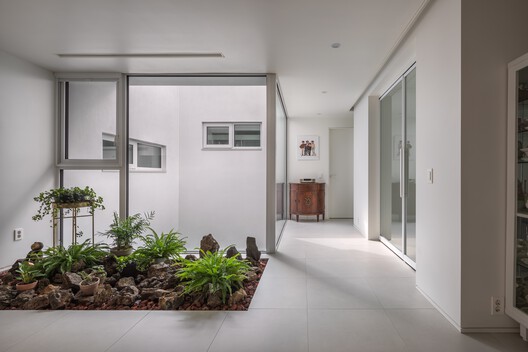 White Brick House / PLAN Architects office - Interior Photography, Glass, Concrete