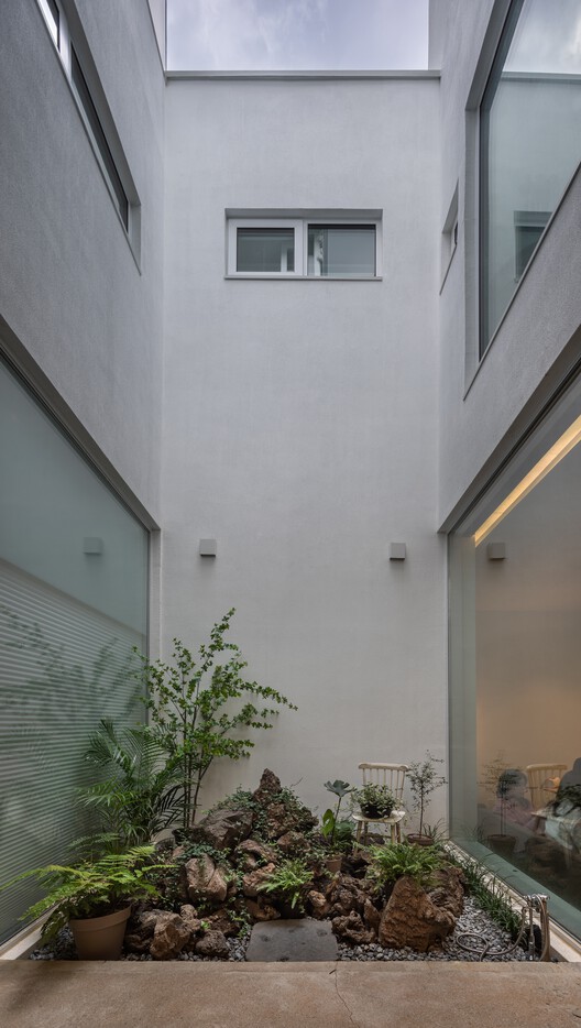 White Brick House / PLAN Architects office - Interior Photography, Glass, Concrete